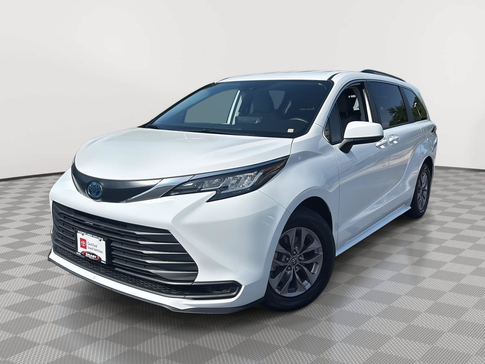 Used 2023 Toyota Sienna LE AWD/4WD image 1