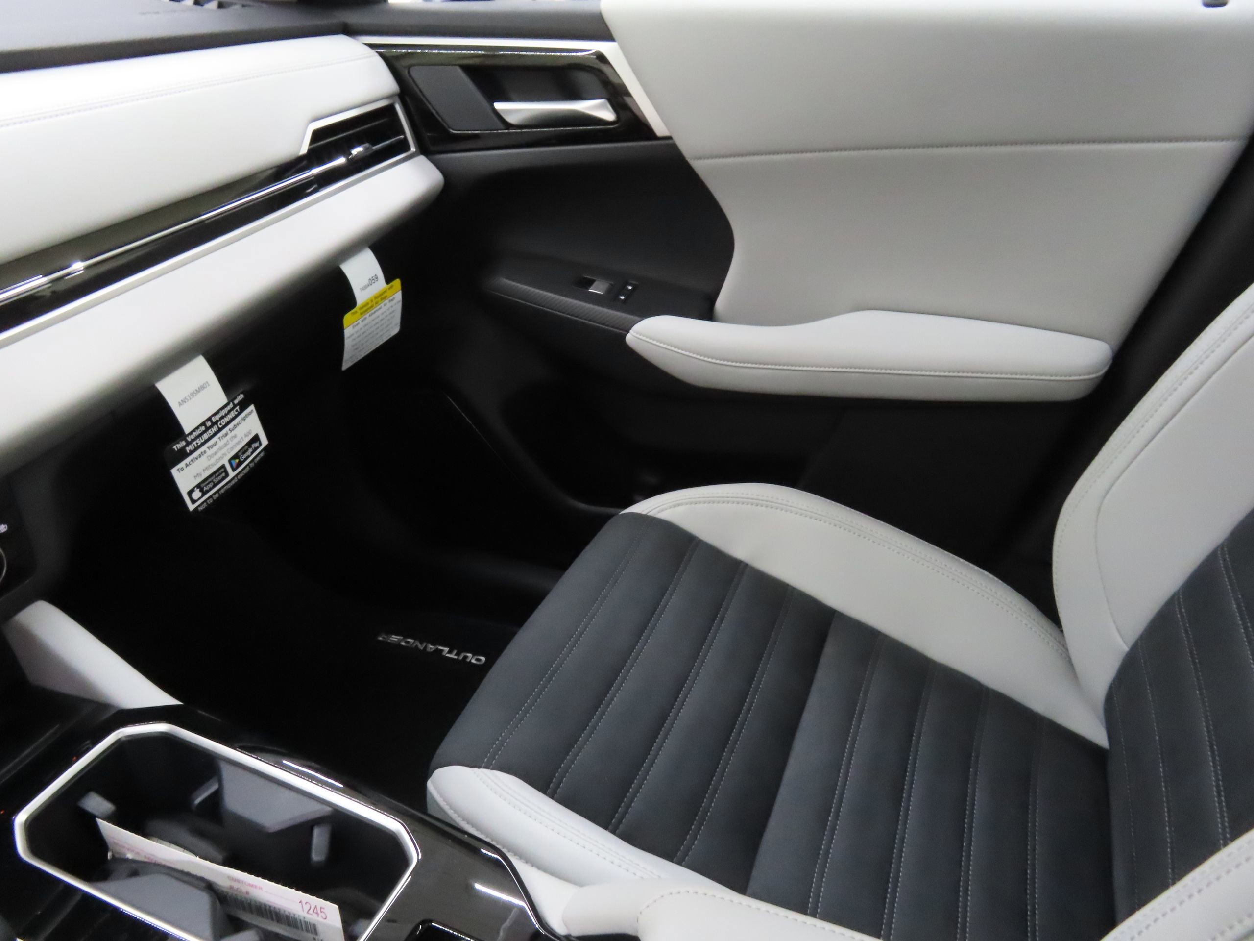 New 2025 Mitsubishi Outlander SE image 19