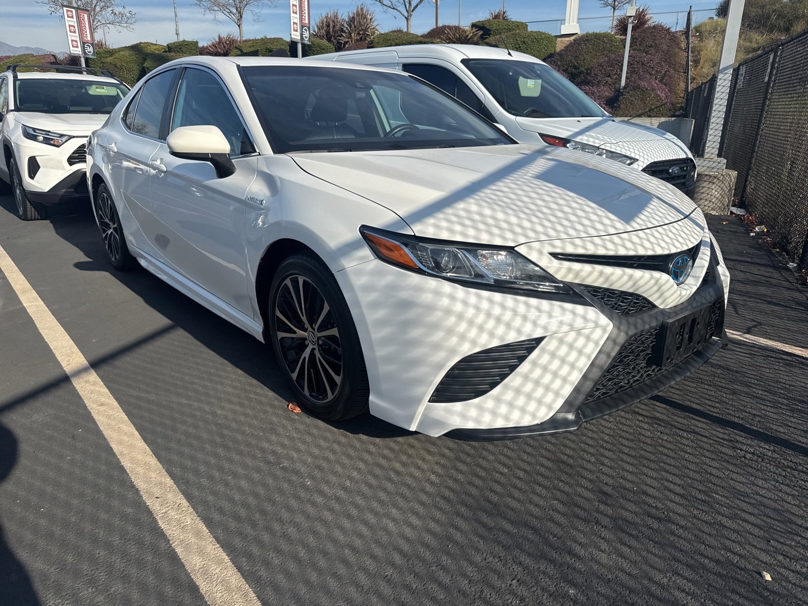 Used 2020 Toyota Camry SE image 1