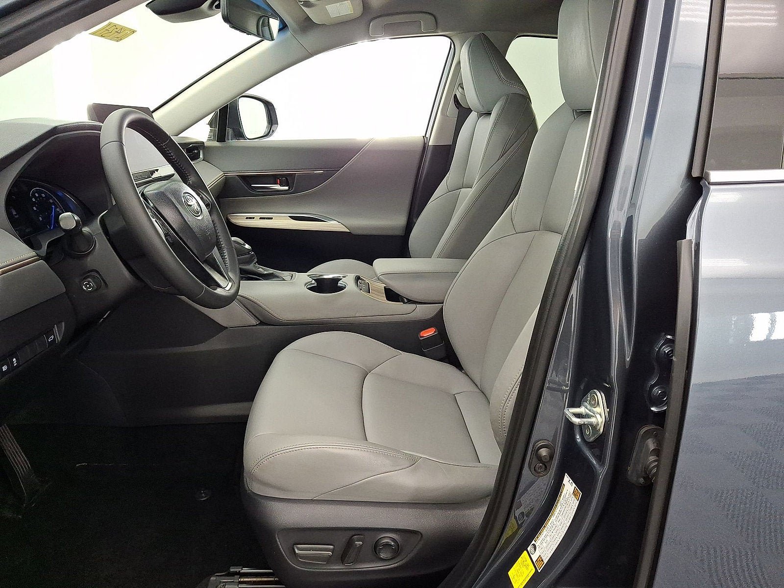 Certified 2023 Toyota Venza XLE AWD/4WD image 3