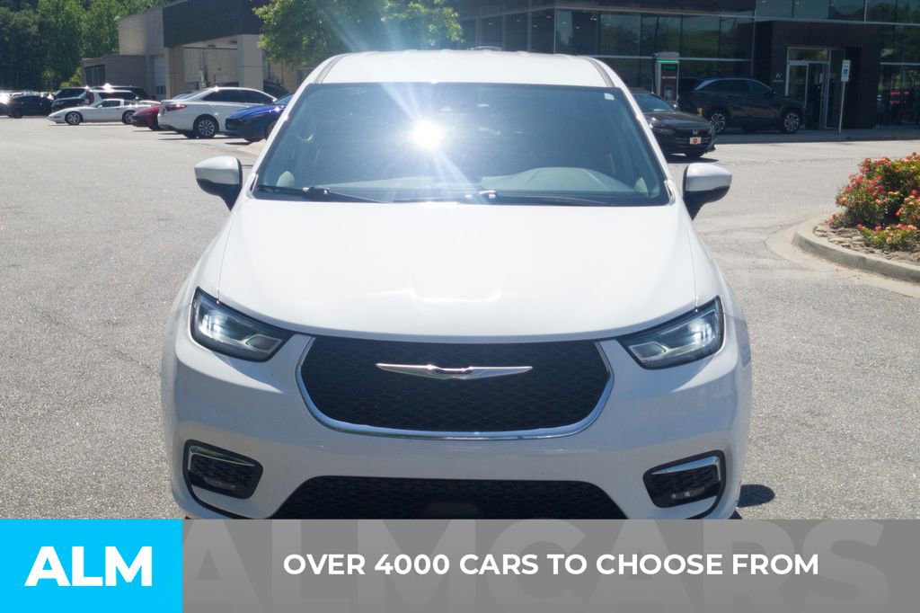 Used 2023 Chrysler Pacifica Touring-L image 2