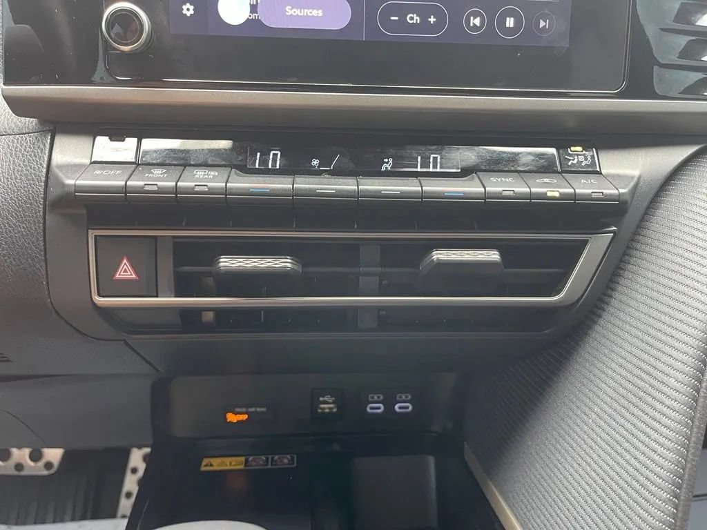 Used 2025 Toyota Camry SE FWD image 30