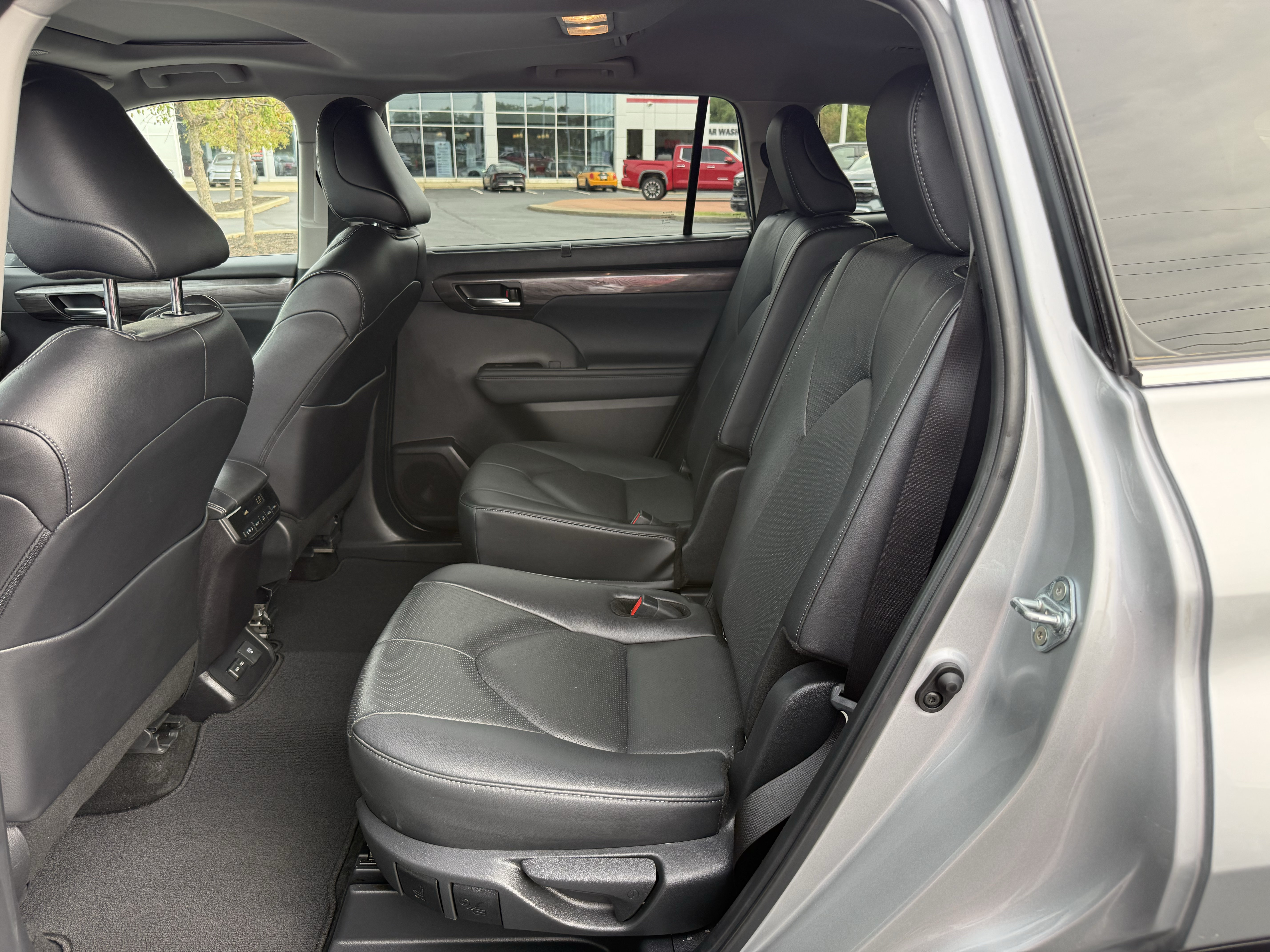 Used 2024 Toyota Highlander Limited AWD/4WD image 24