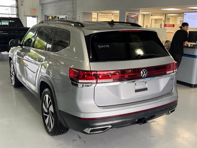 Used 2025 Volkswagen Atlas SE AWD/4WD image 4