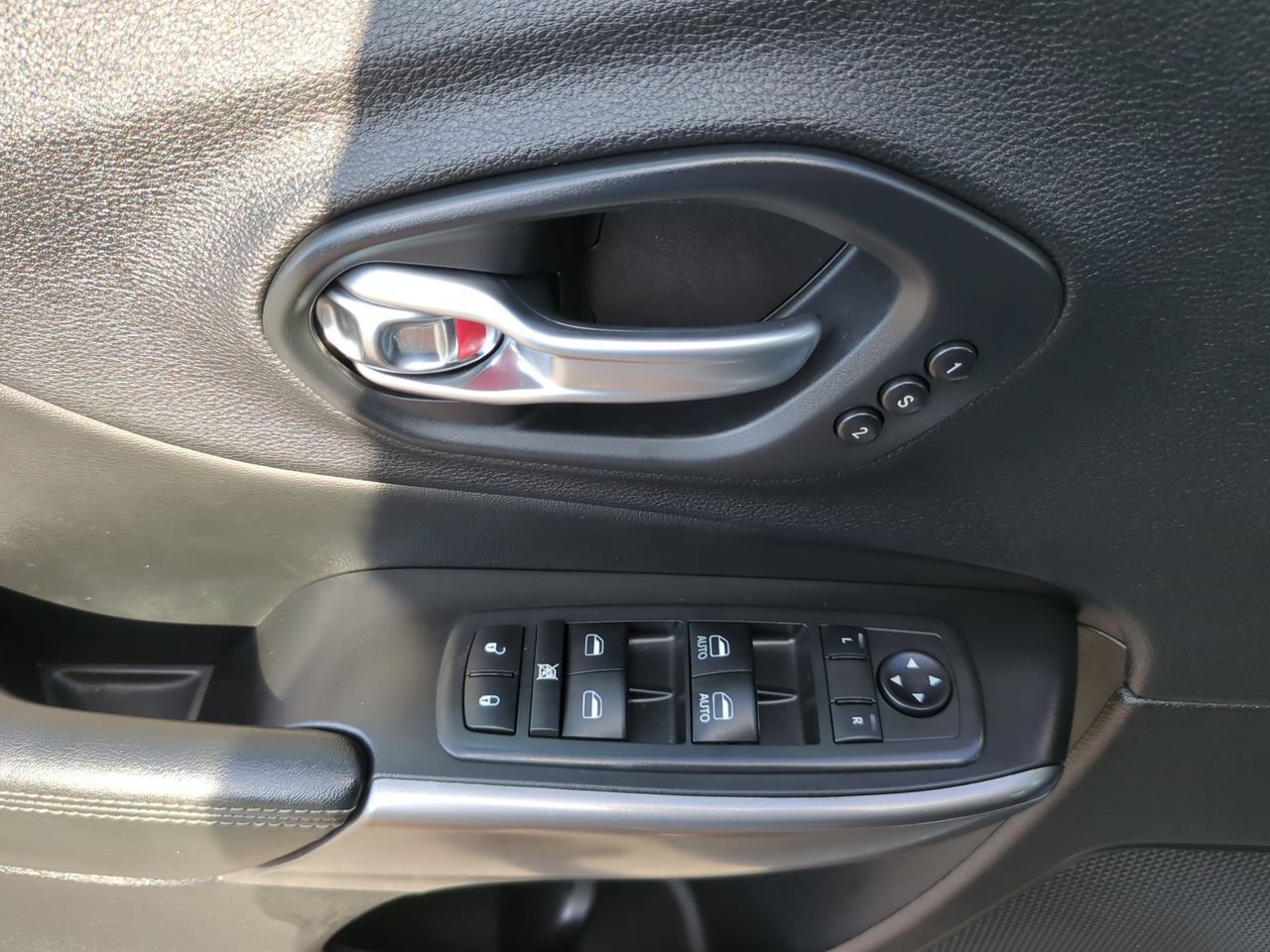 Used 2020 Jeep Cherokee Limited FWD image 17