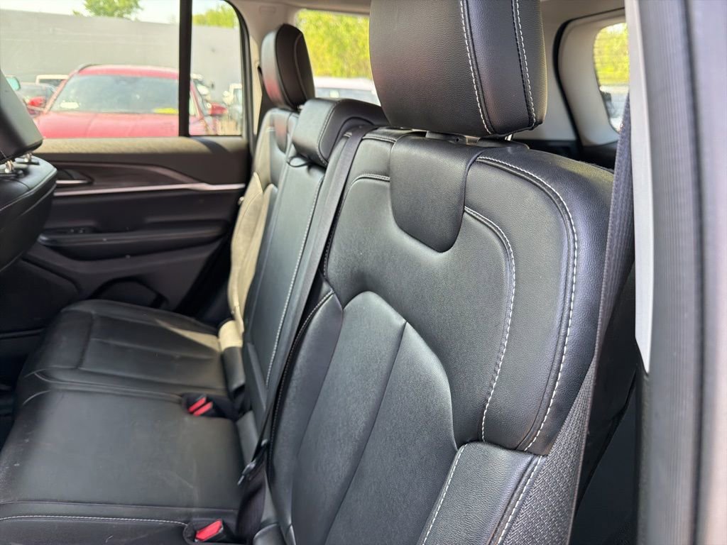 Used 2023 Jeep Grand Cherokee Limited AWD/4WD image 16