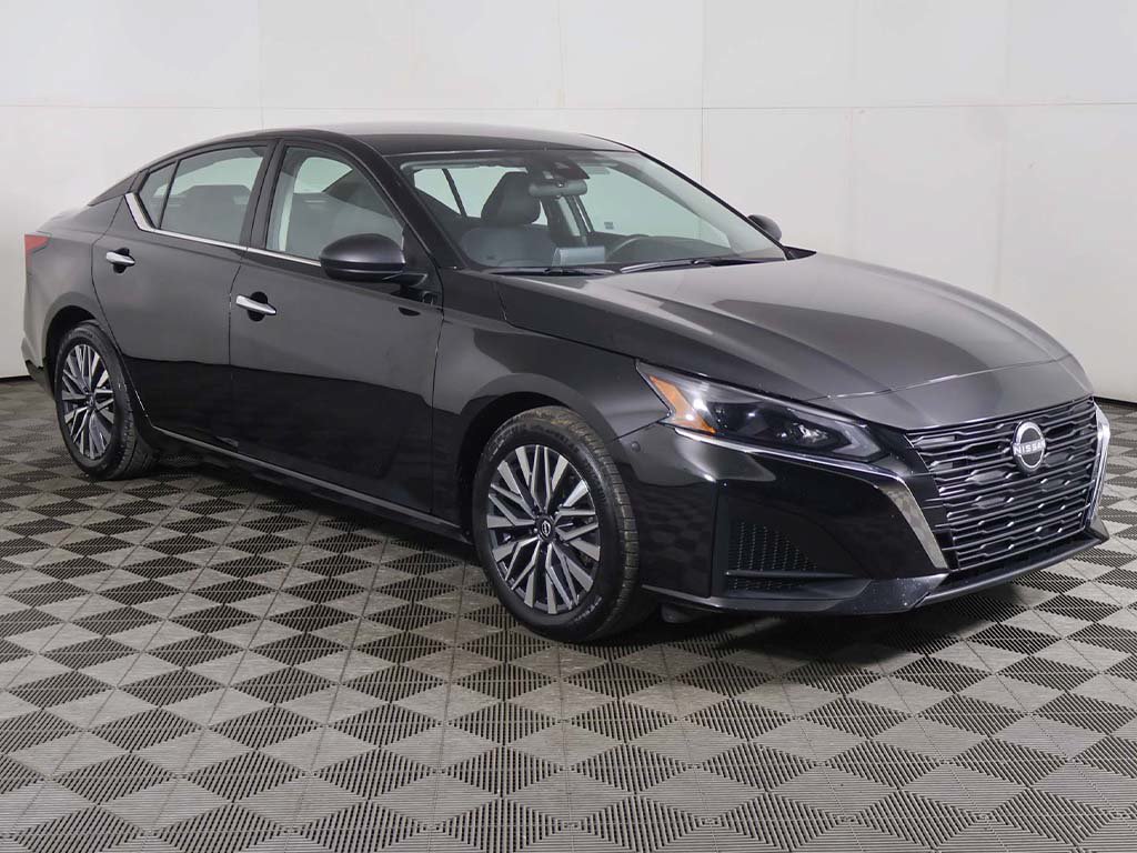 Used 2025 Nissan Altima 2.5 SV FWD image 2
