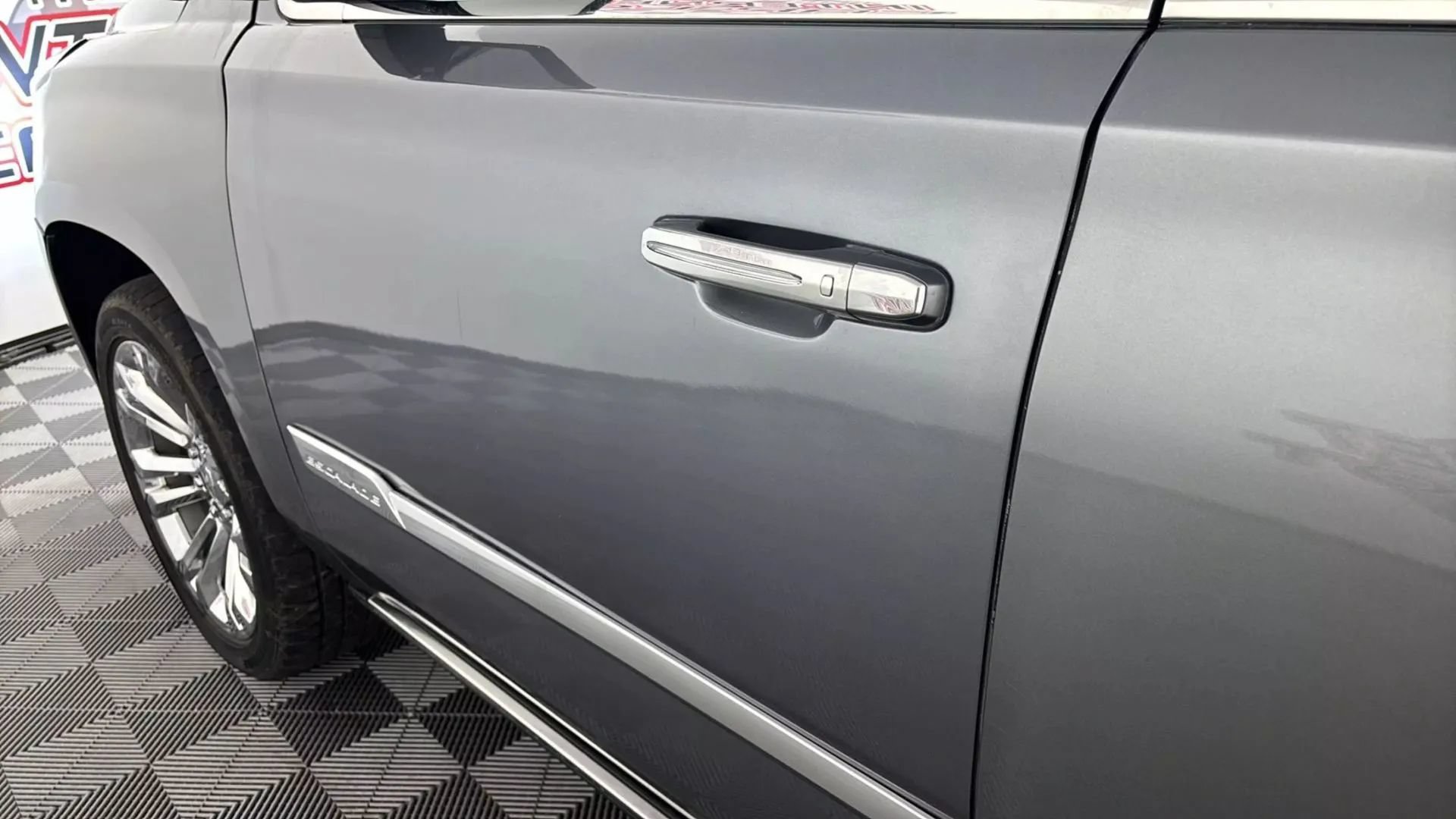 Used 2020 Cadillac Escalade Premium Luxury w/ LPO, Radiant Package AWD/4WD image 31