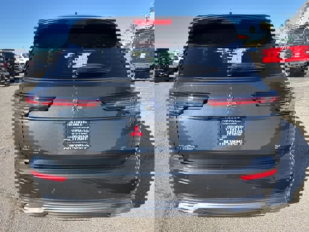 New 2025 Mitsubishi Outlander SE image 6