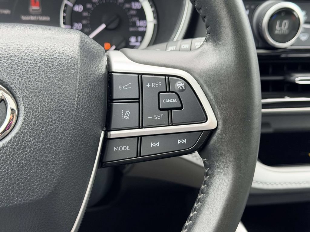 Used 2023 Toyota Highlander XLE AWD/4WD image 7