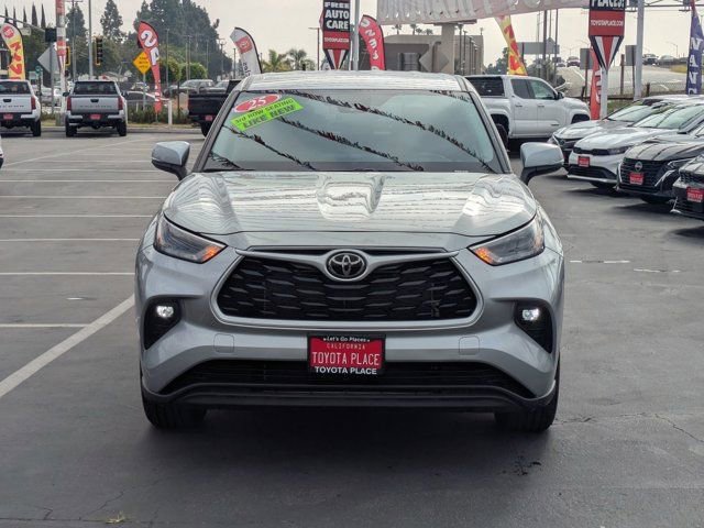 Used 2025 Toyota Highlander LE image 2