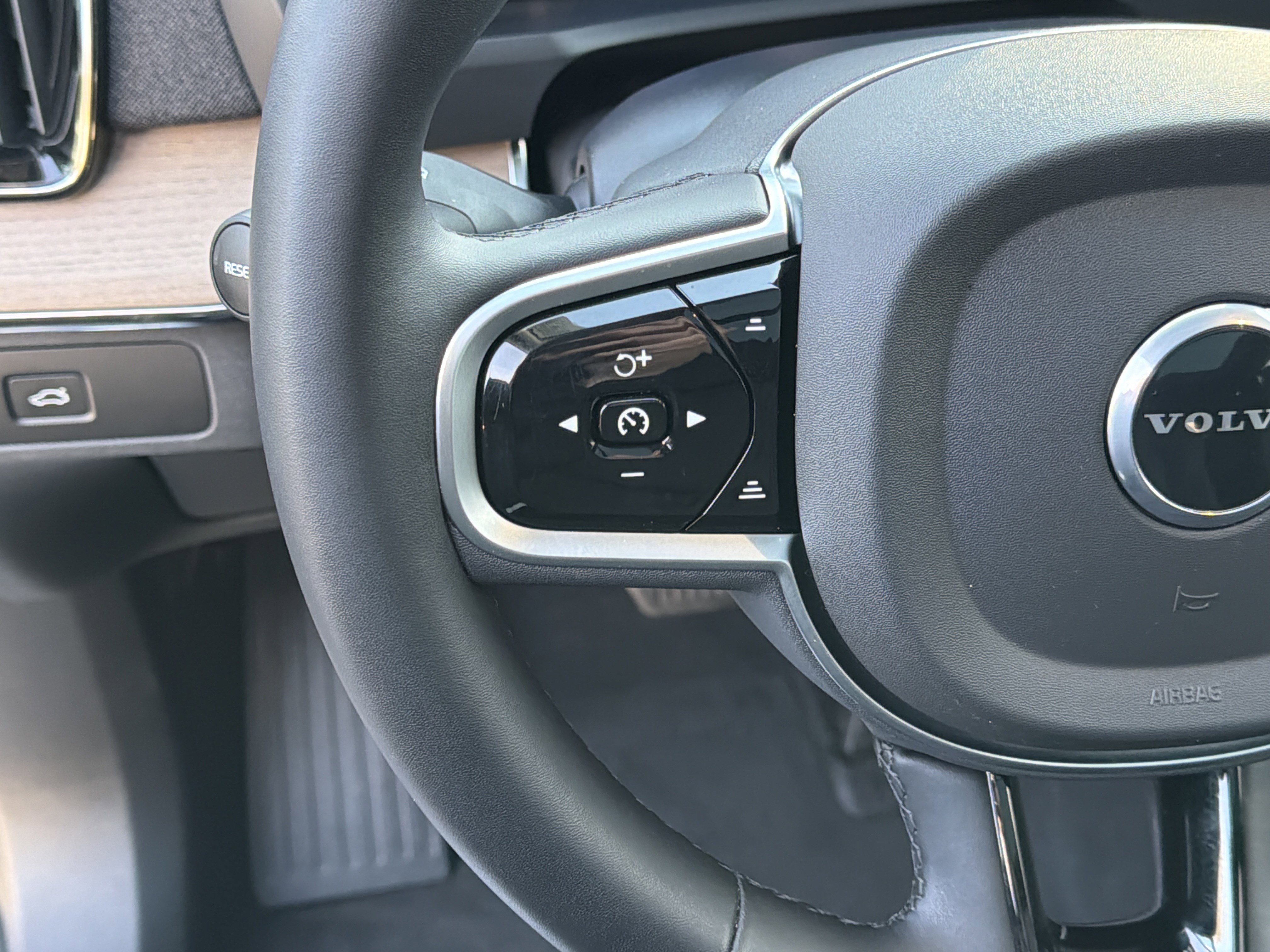 Certified 2025 Volvo XC90 B6 Plus image 19