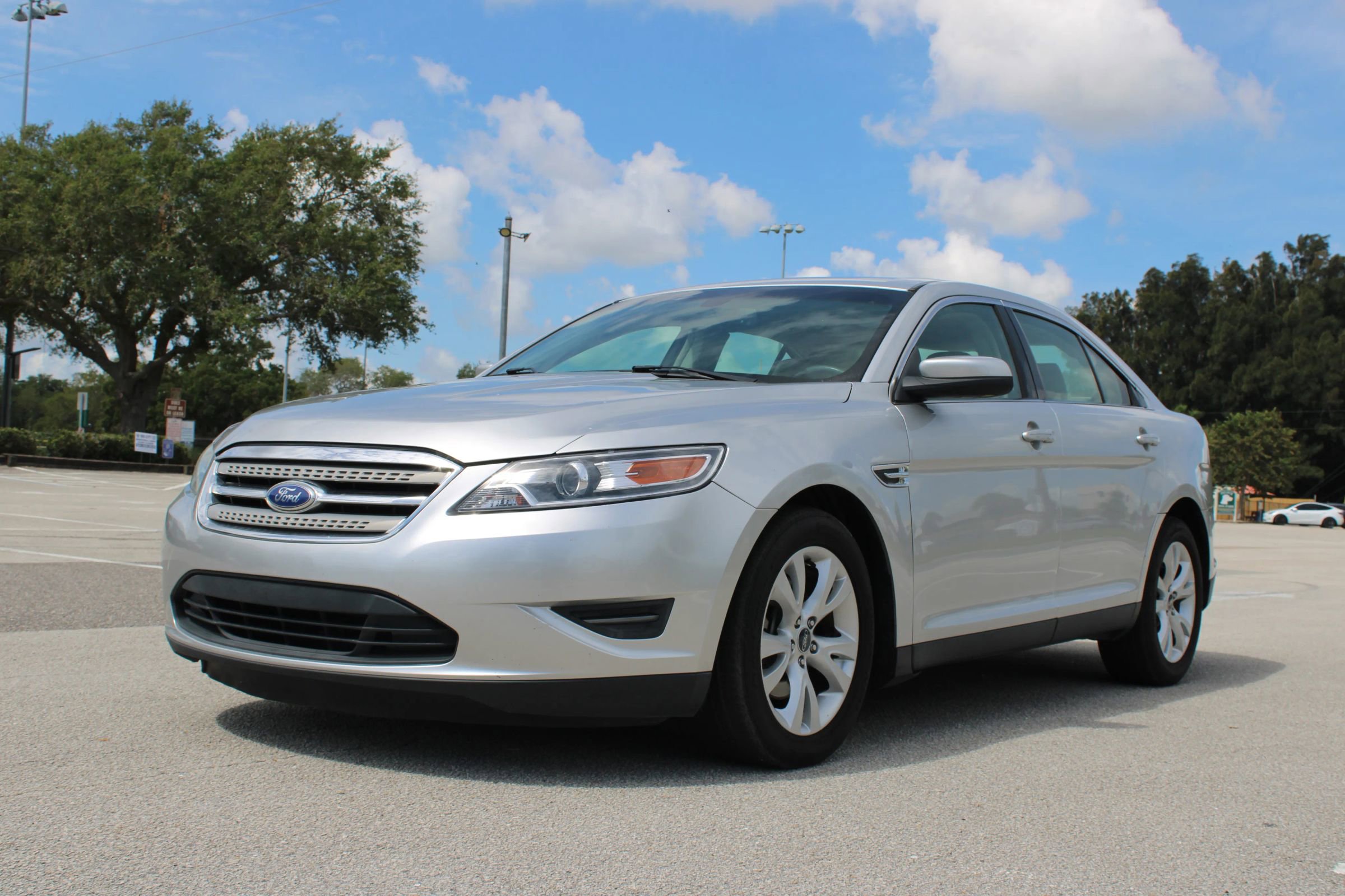 Used 2012 Ford Taurus SEL FWD image 2