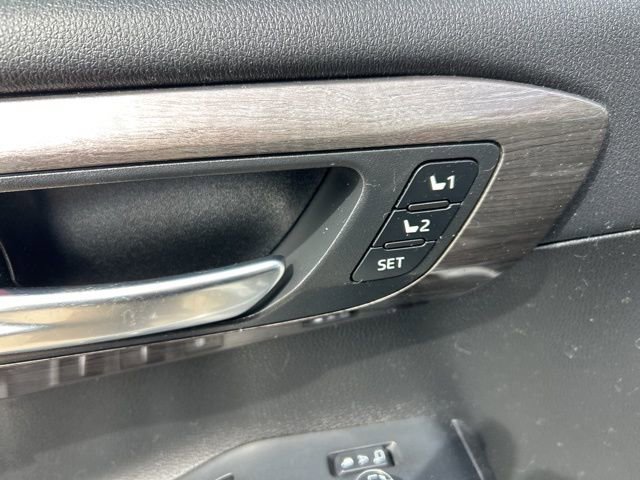 Used 2023 Toyota Highlander Limited image 14