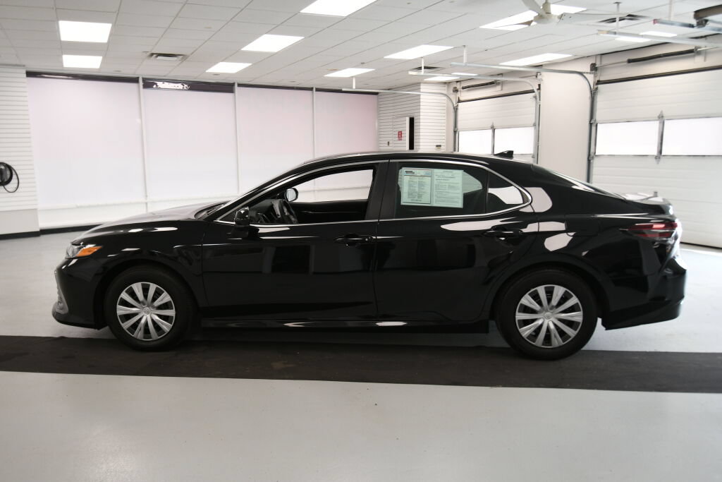 Used 2022 Toyota Camry LE FWD image 3