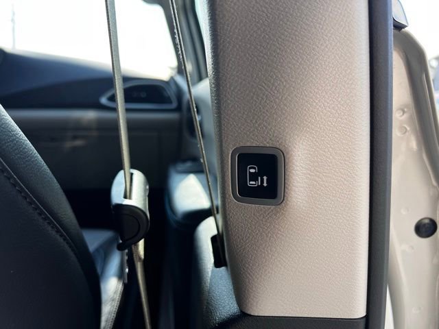 Used 2021 Chrysler Pacifica Touring-L image 28