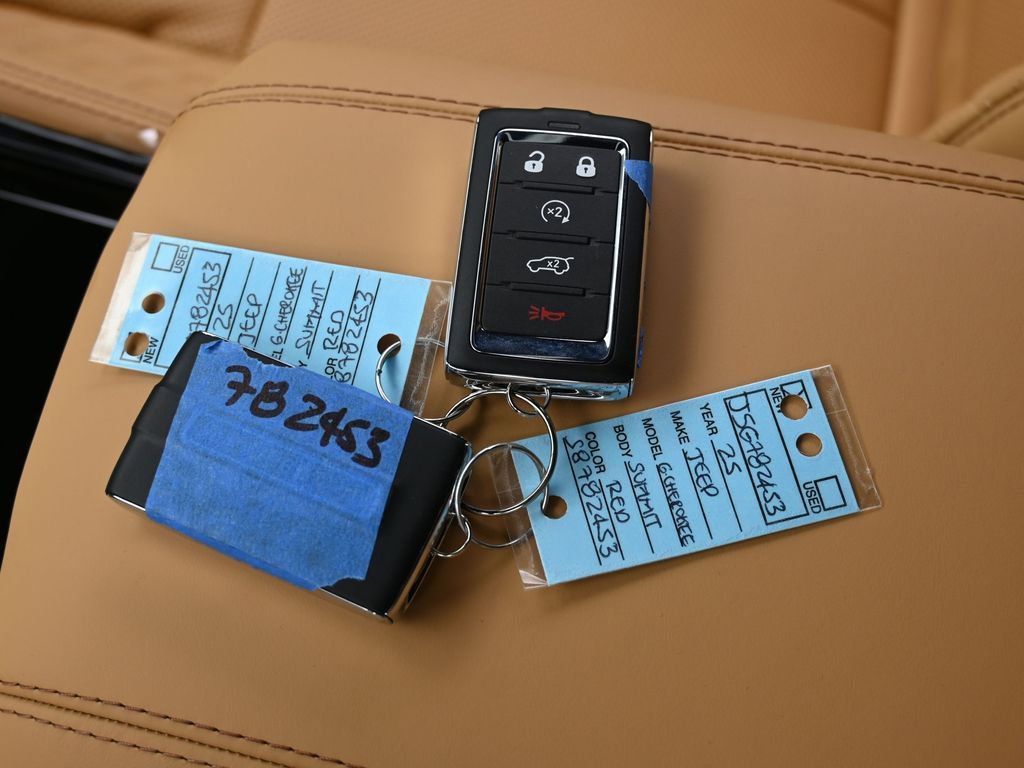 New 2025 Jeep Grand Cherokee Summit image 21