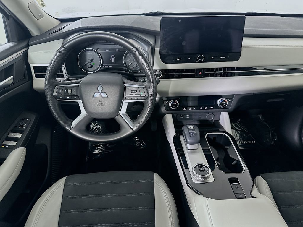 Used 2025 Mitsubishi Outlander SE FWD image 18