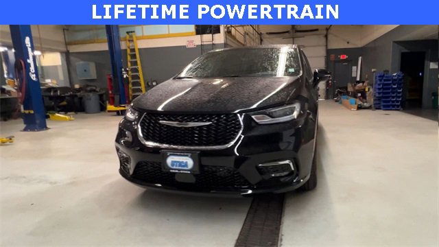 New 2026 Chrysler Pacifica Select image 3