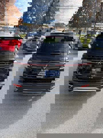 Certified 2025 Volkswagen Taos SEL image 5