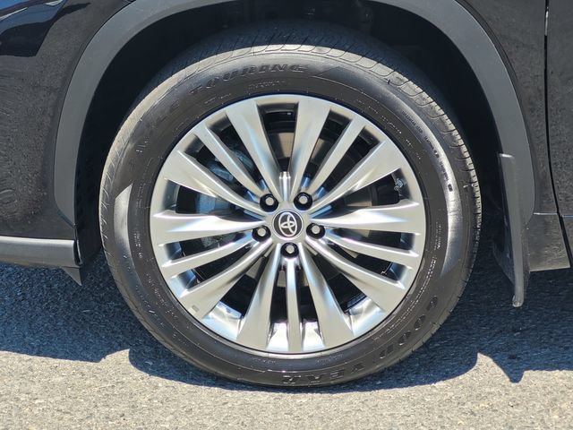 Certified 2024 Toyota Highlander Platinum AWD/4WD image 11