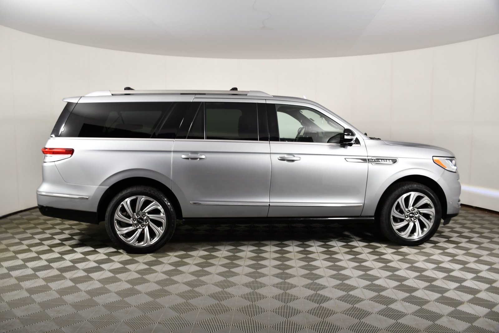 Used 2023 Lincoln Navigator L Reserve AWD/4WD image 5