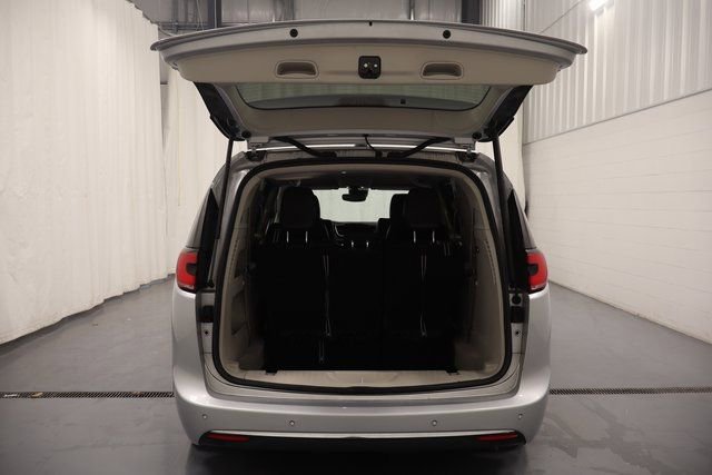 Certified 2024 Chrysler Pacifica Touring-L image 19