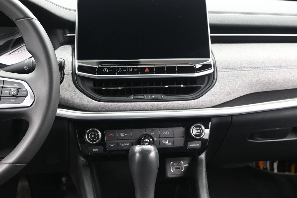 Used 2024 Jeep Compass Latitude AWD/4WD image 28
