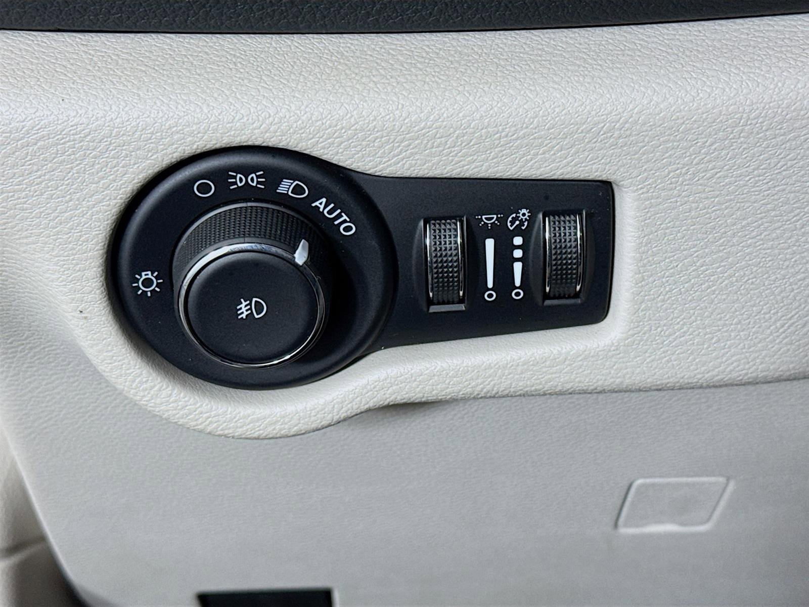 Used 2021 Chrysler Pacifica Limited w/ Uconnect Theater Family Group image 11