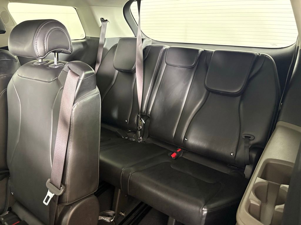 Used 2025 Kia Carnival image 40