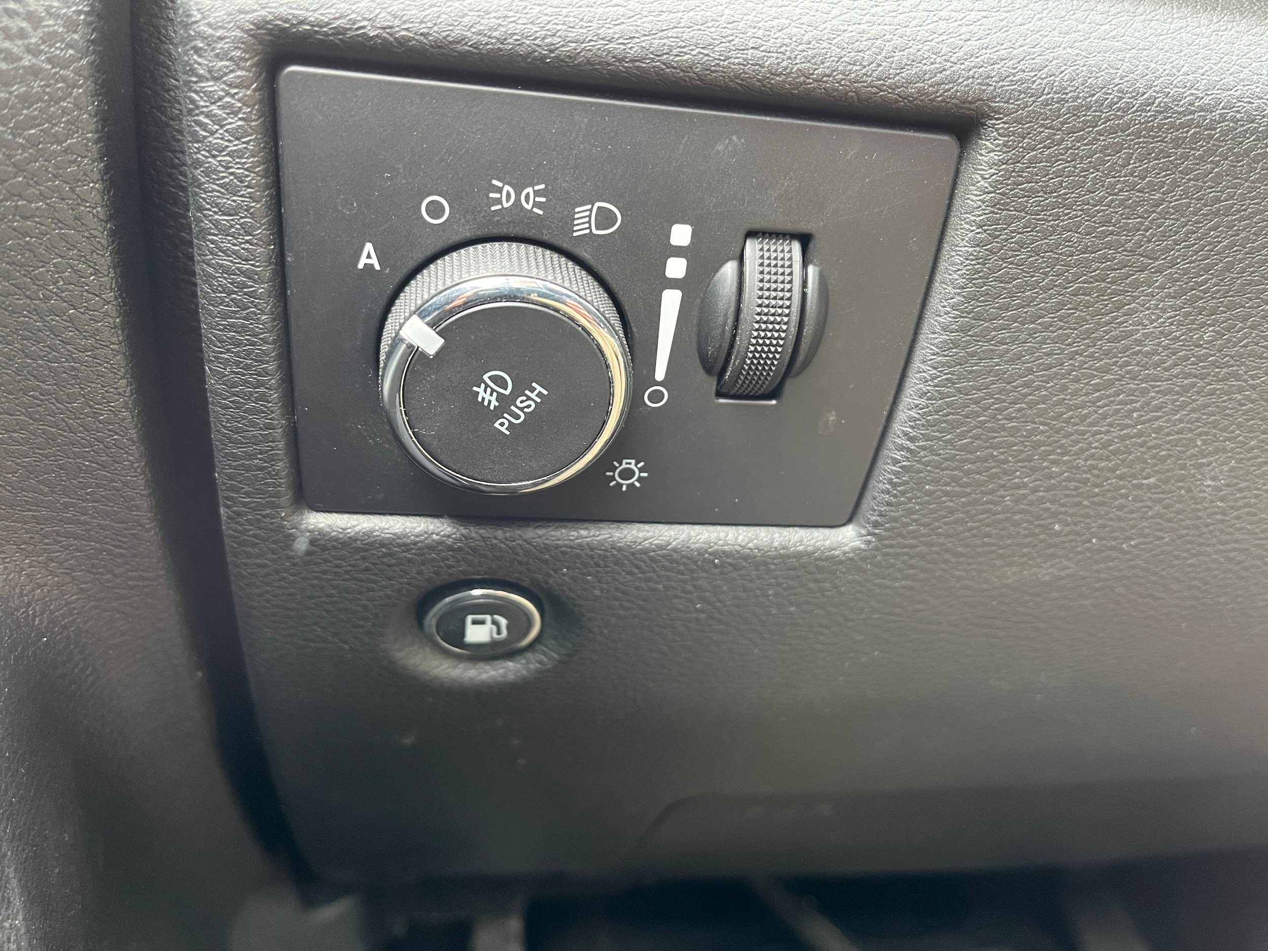 Used 2019 Jeep Grand Cherokee Laredo image 23