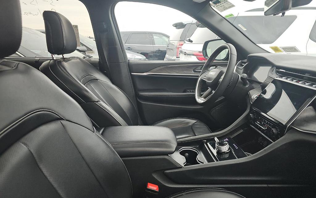 Used 2024 Jeep Grand Cherokee L Limited w/ Luxury Tech Group II image 10