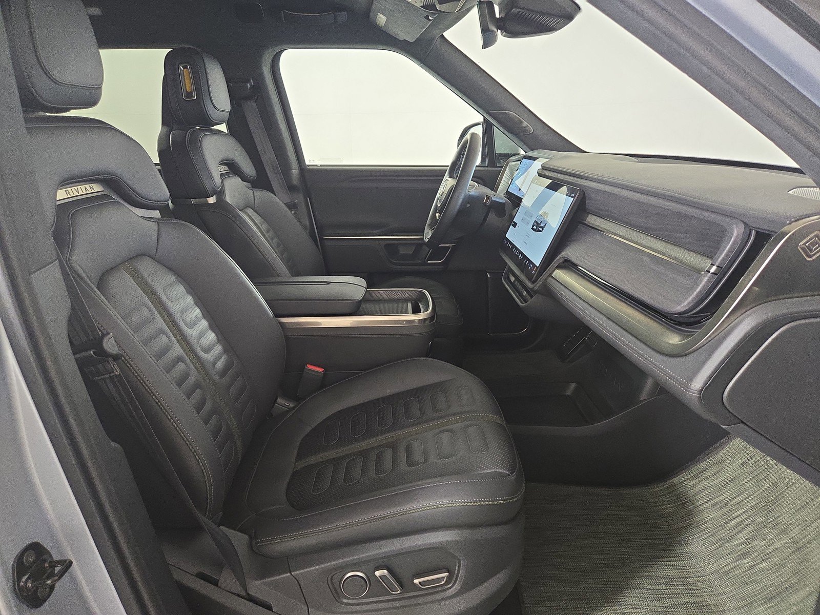 Used 2023 Rivian R1T Adventure image 23