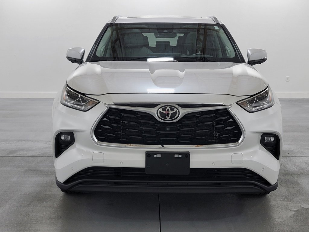 Used 2023 Toyota Highlander Limited image 3