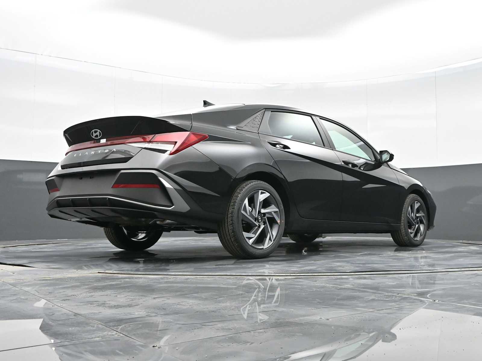 Certified 2025 Hyundai Elantra Sport w/ Cargo Package image 33