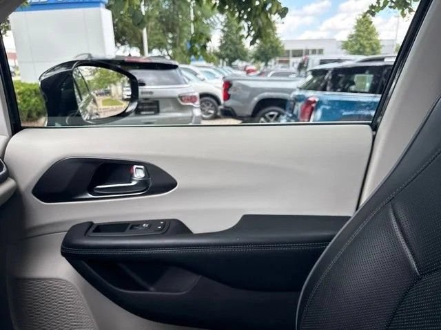Used 2019 Chrysler Pacifica Limited FWD image 39