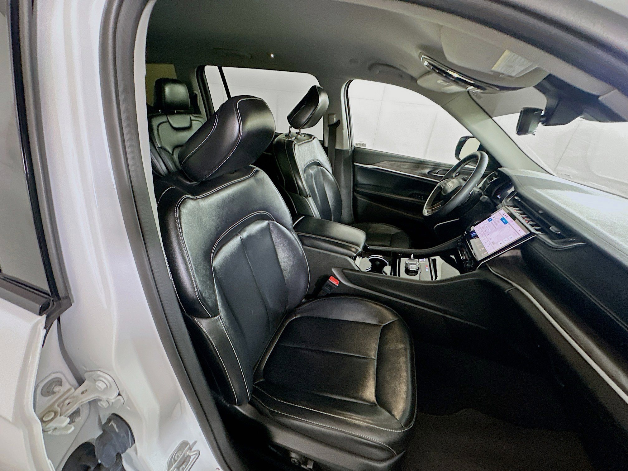 Used 2023 Jeep Grand Cherokee L Limited w/ Black Appearance Package image 33