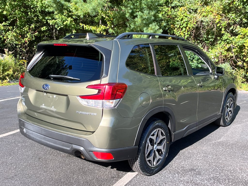Used 2022 Subaru Forester Premium AWD/4WD image 5