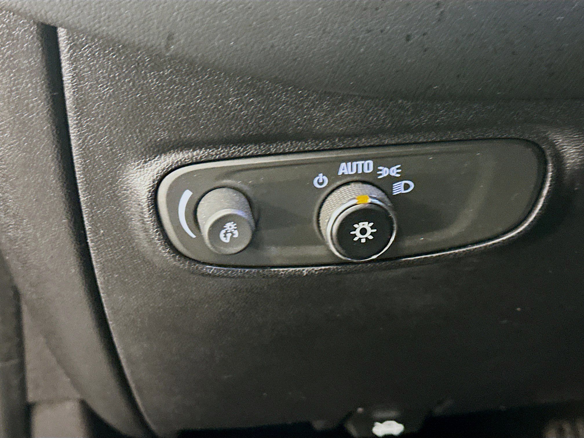 Used 2018 Chevrolet Equinox LT w/ Sun & Infotainment Package image 17