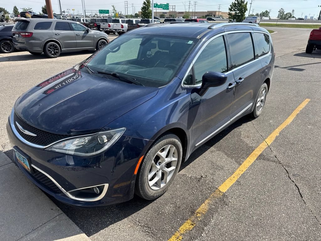 Used 2020 Chrysler Pacifica Touring-L FWD image 6