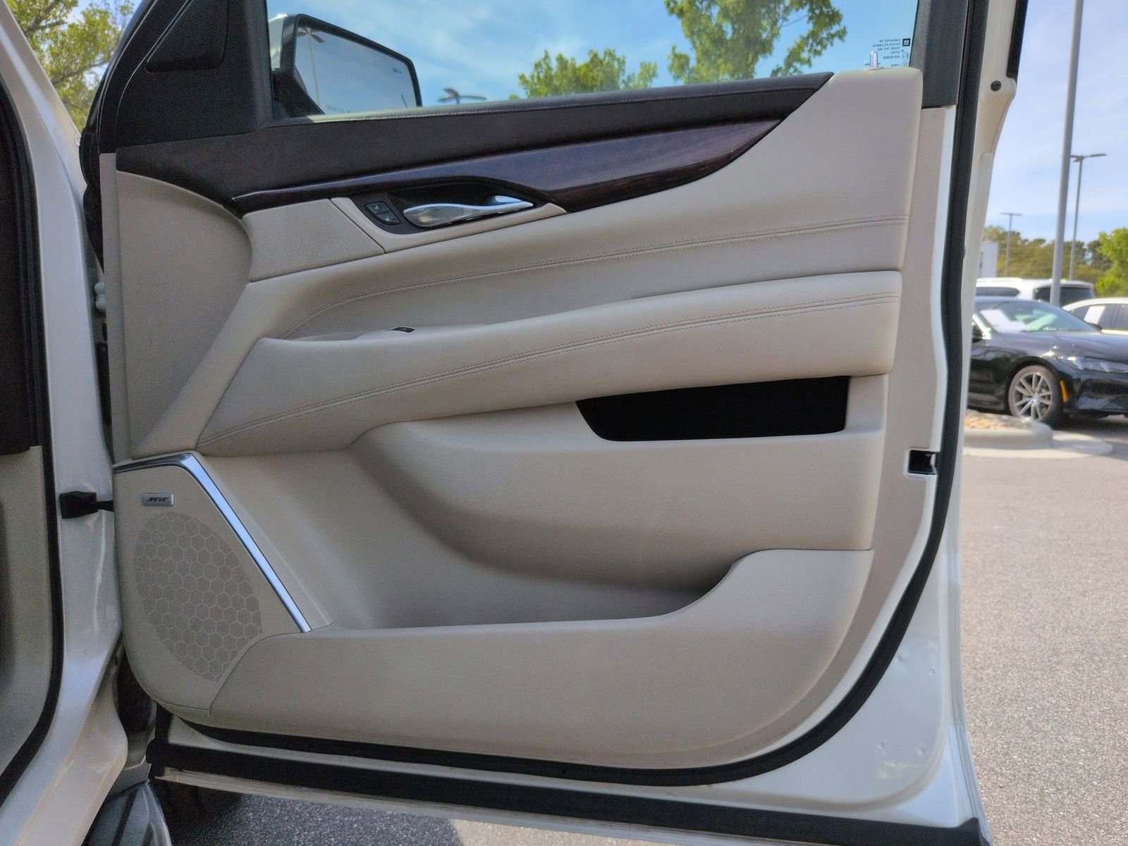 Used 2015 Cadillac Escalade Luxury image 36