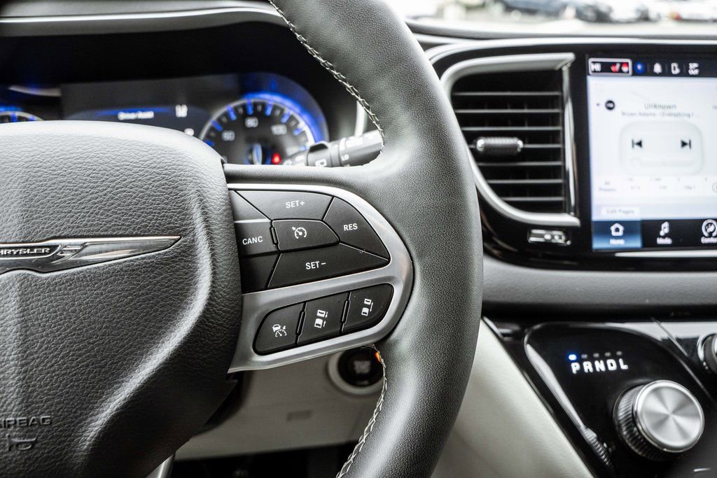 Used 2023 Chrysler Pacifica Touring-L FWD image 25