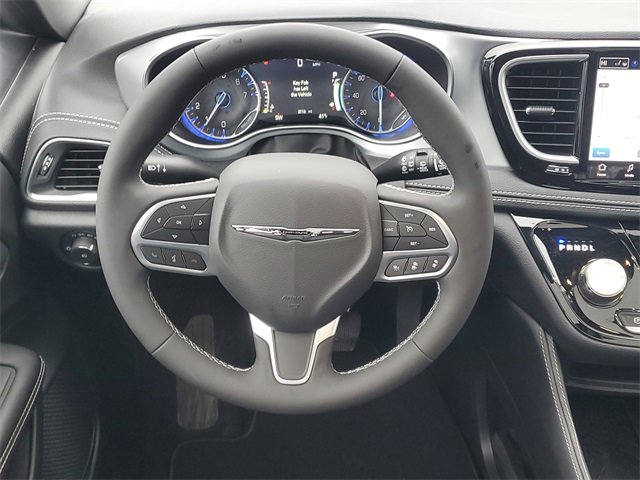 New 2026 Chrysler Pacifica Limited w/ Trailer Tow Group image 14