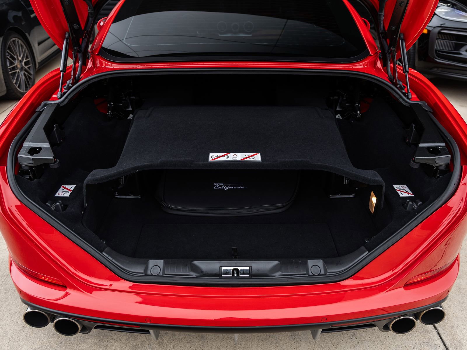 Used 2016 Ferrari California T RWD image 42