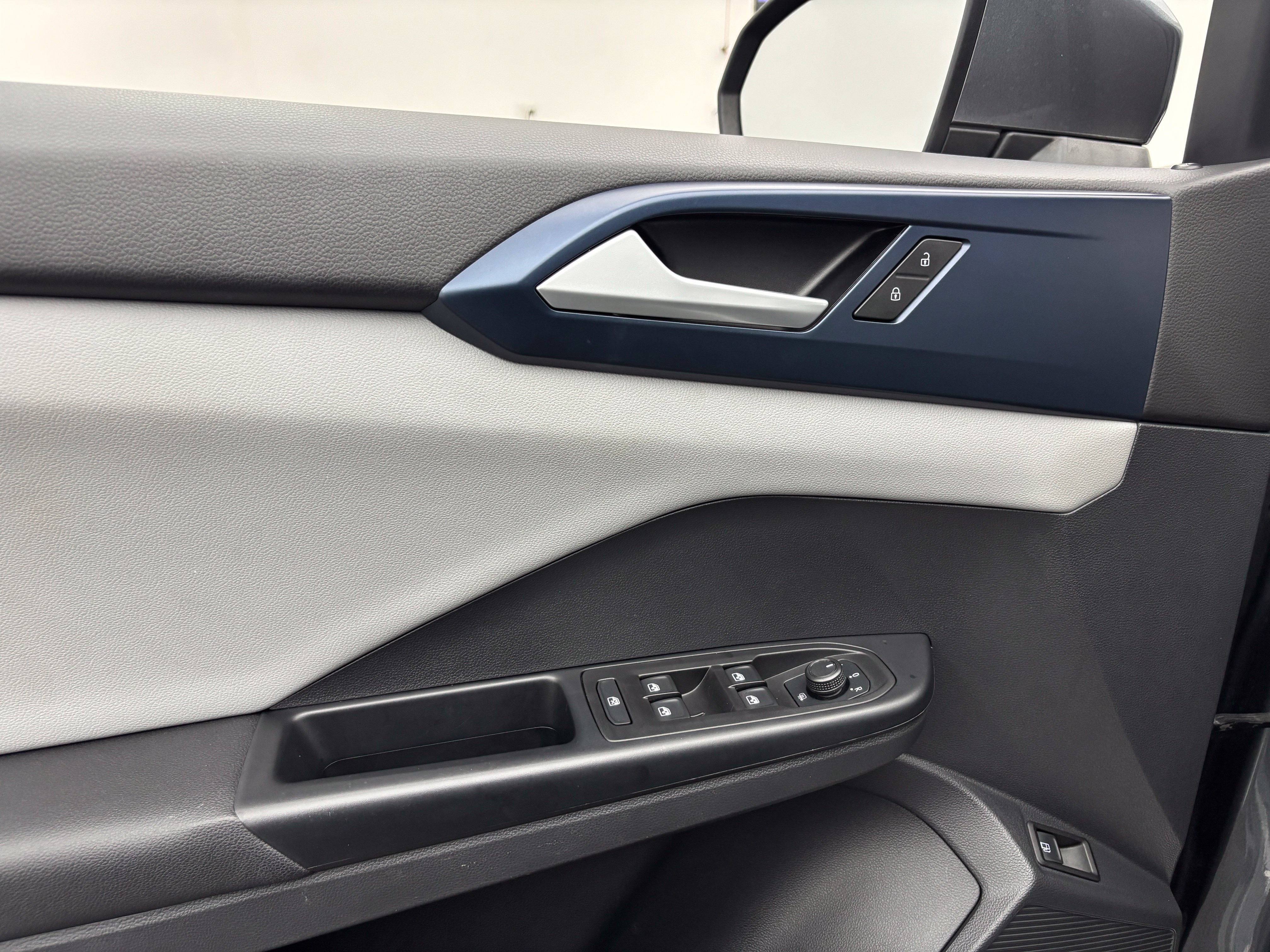 Used 2023 Volkswagen Taos SE w/ Panoramic Sunroof Package FWD image 16