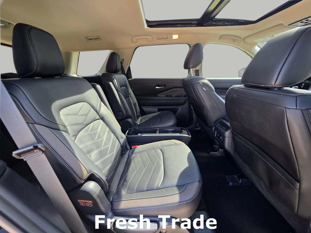 Used 2024 Nissan Pathfinder Platinum image 10