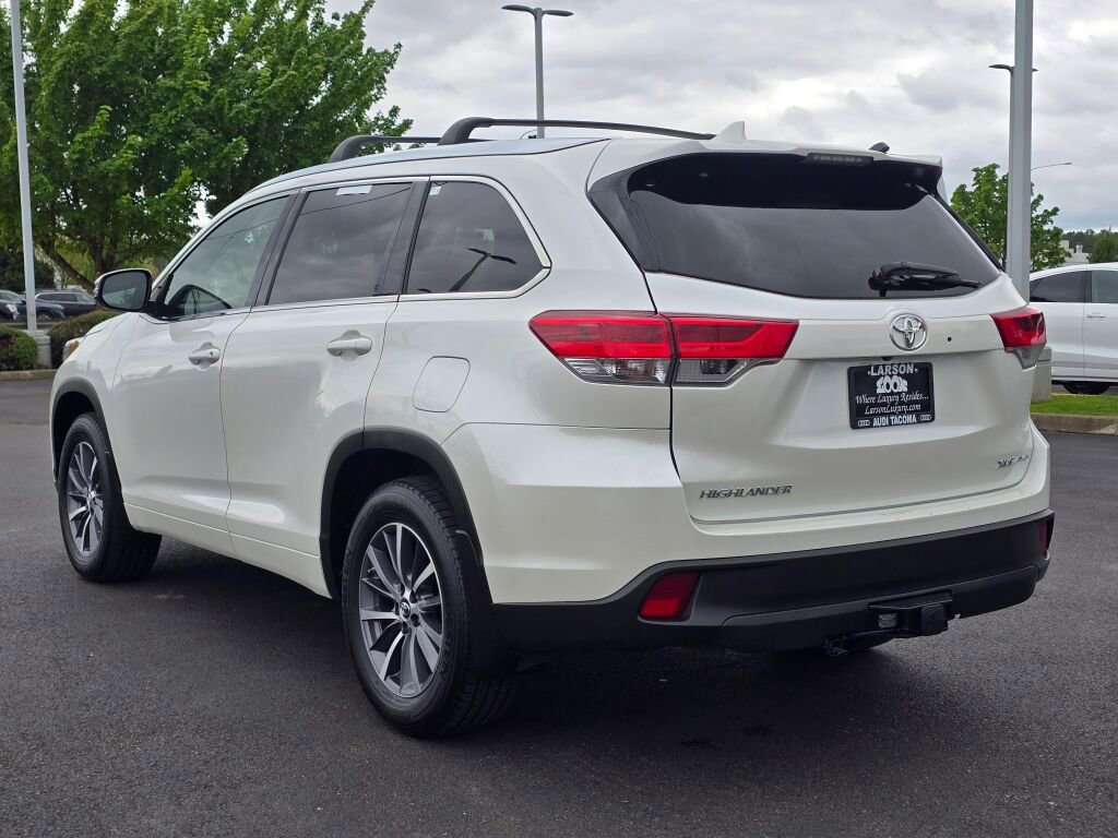 Used 2017 Toyota Highlander XLE AWD/4WD image 3