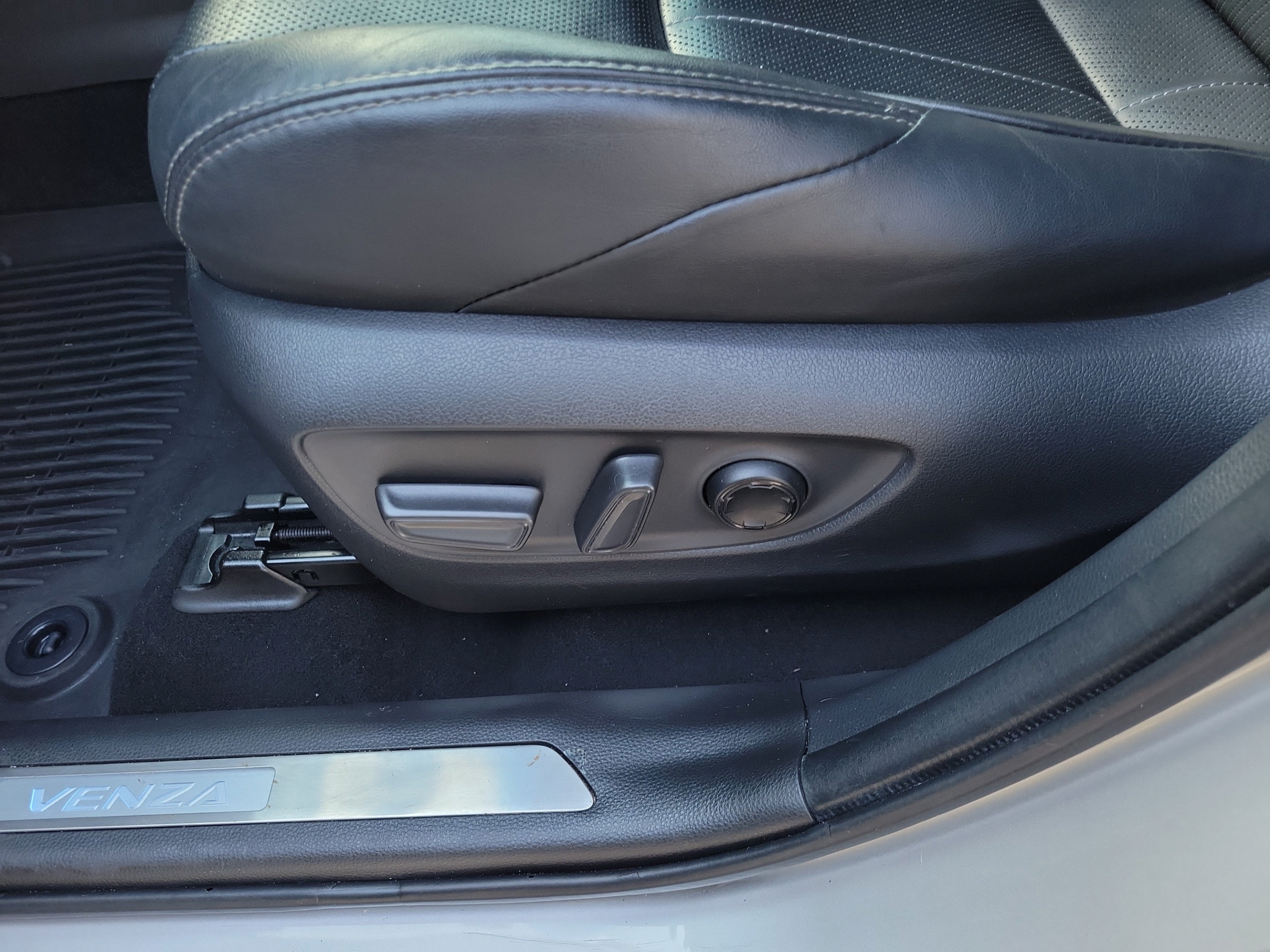 Used 2023 Toyota Venza Limited AWD/4WD image 11