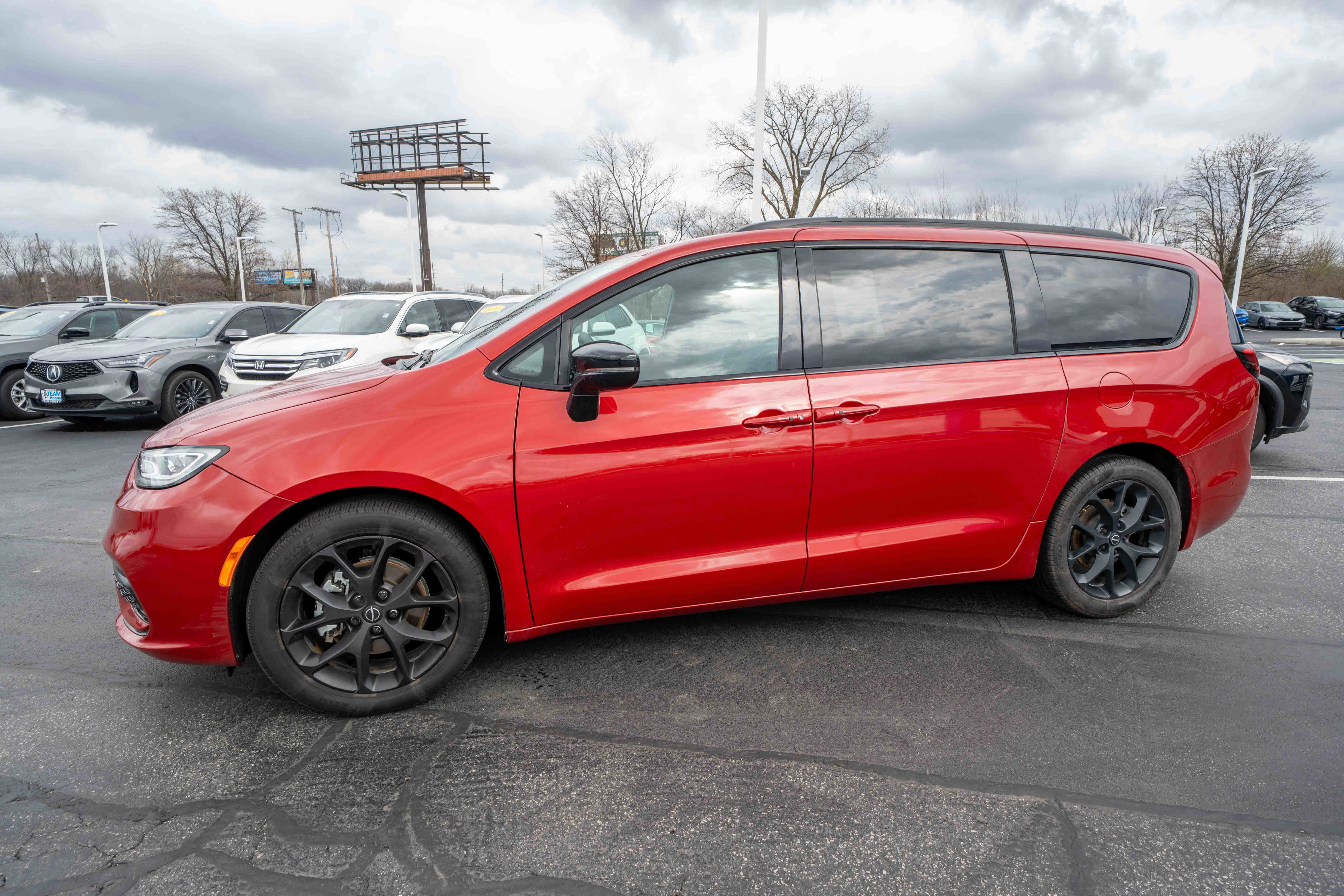 Used 2025 Chrysler Pacifica Limited FWD image 3