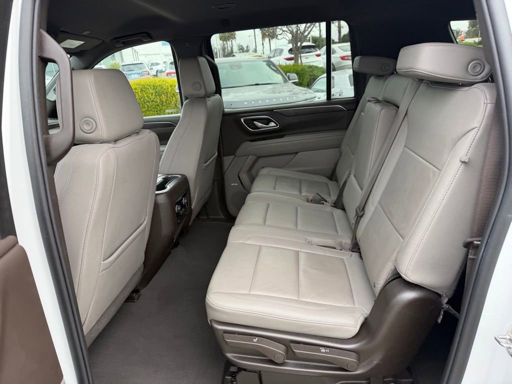 Used 2024 Chevrolet Suburban LT RWD image 5